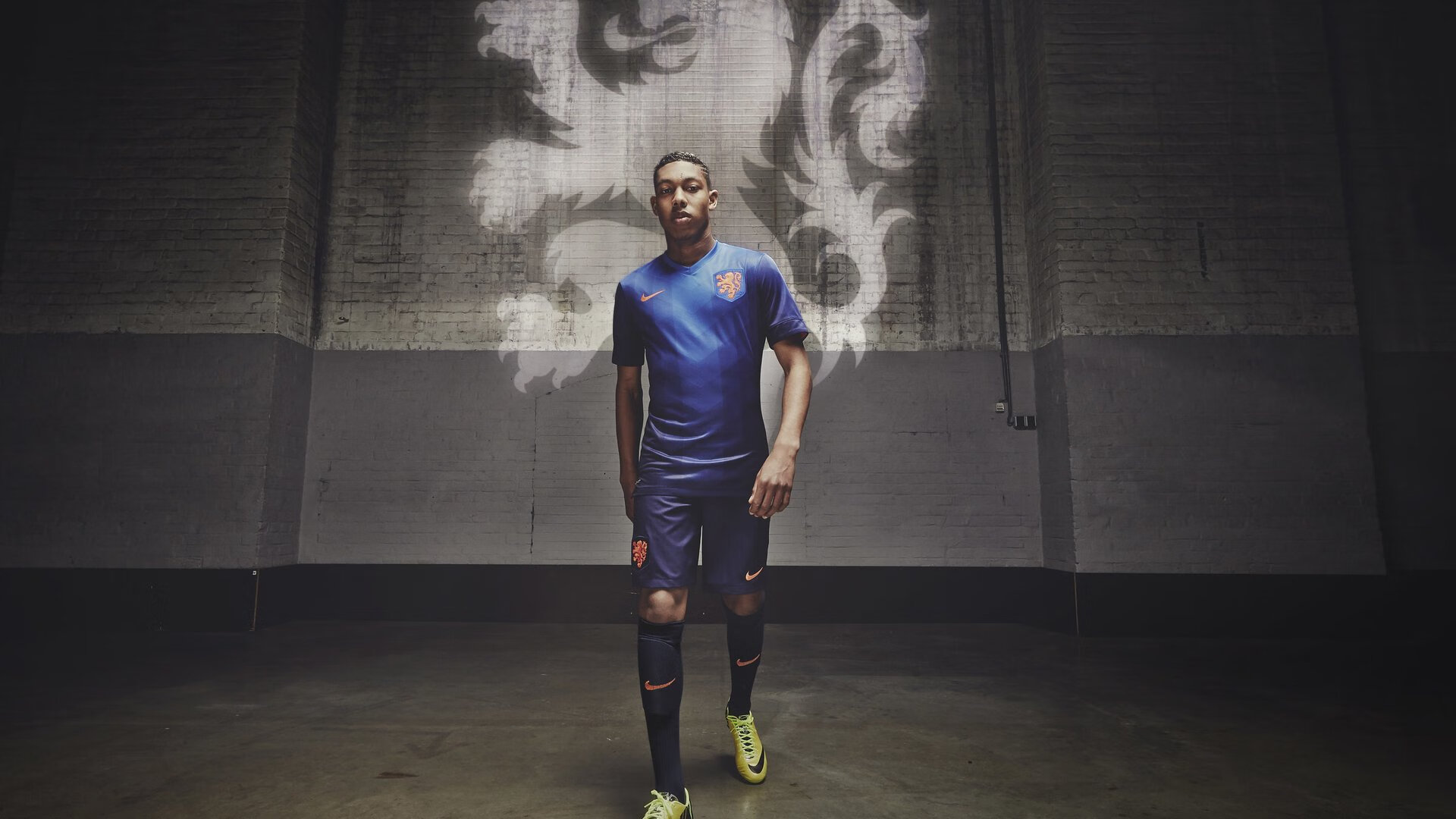 电竞赛场焦点！西班牙队对阵德国队，冠军之争悬念重重，胜负难料